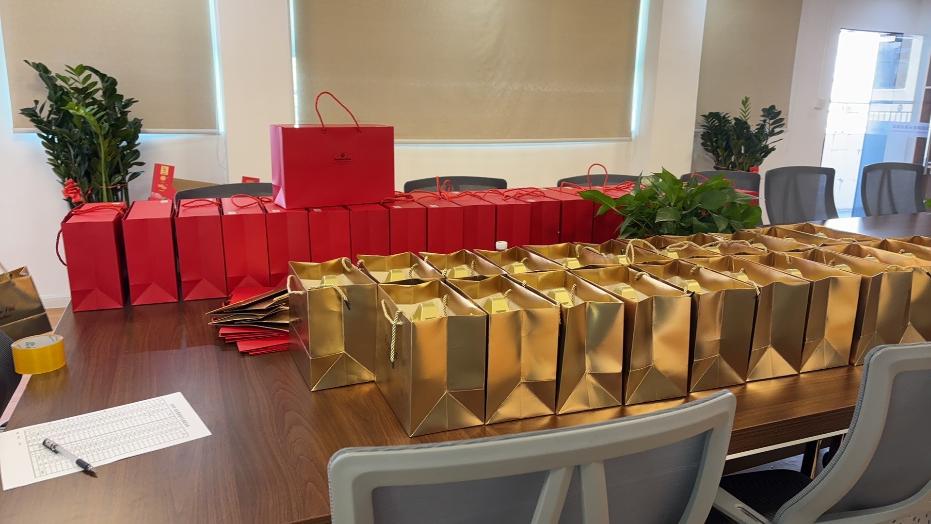 马年春节发放礼品